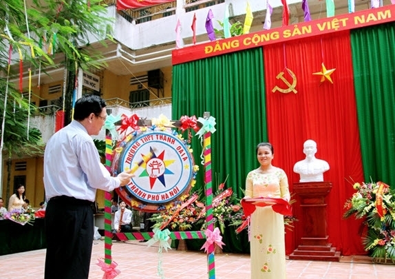 Bộ trưởng Phạm Vũ Luận đánh trống khai giảng năm học mới